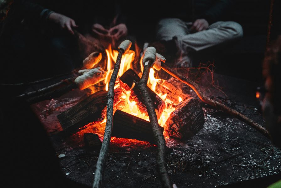 Stockbrot am Stock über Feuer